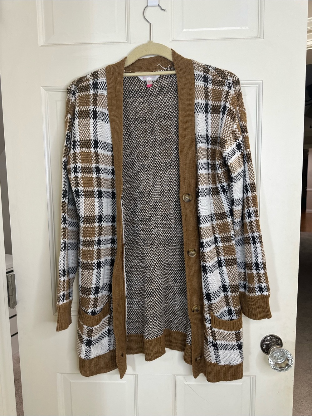 No Boundaries Plaid Cardigan in Camel, White and Black size Small